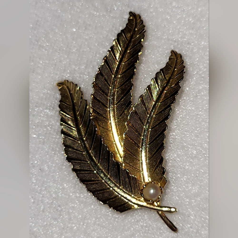 Vintage 50s Gold Tone Faux Pearl Metal Leaf Brooch / Pin